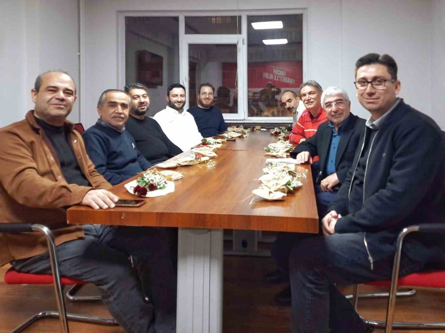 Saadet Partisi’nden Aile Değerlerine Vurgu: Eşlere Çiçek Sürprizi