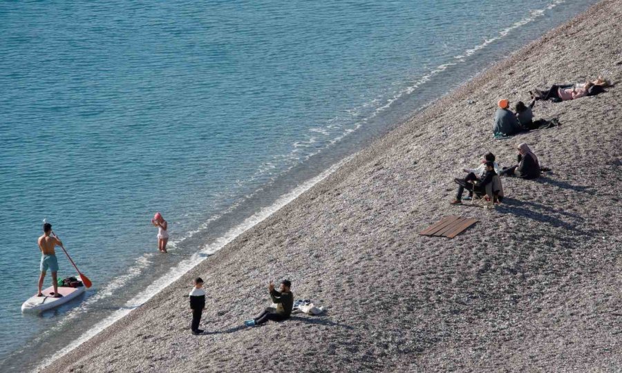 Antalya’da Karla Kaplı Dağların Gölgesinde Deniz Ve Güneş Keyfi