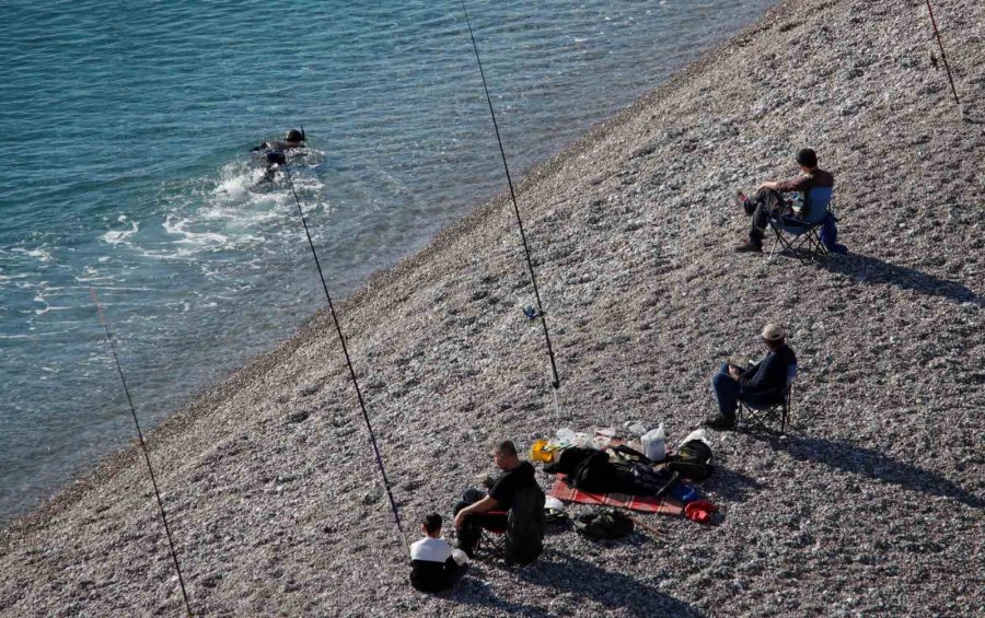 Antalya’da Karla Kaplı Dağların Gölgesinde Deniz Ve Güneş Keyfi