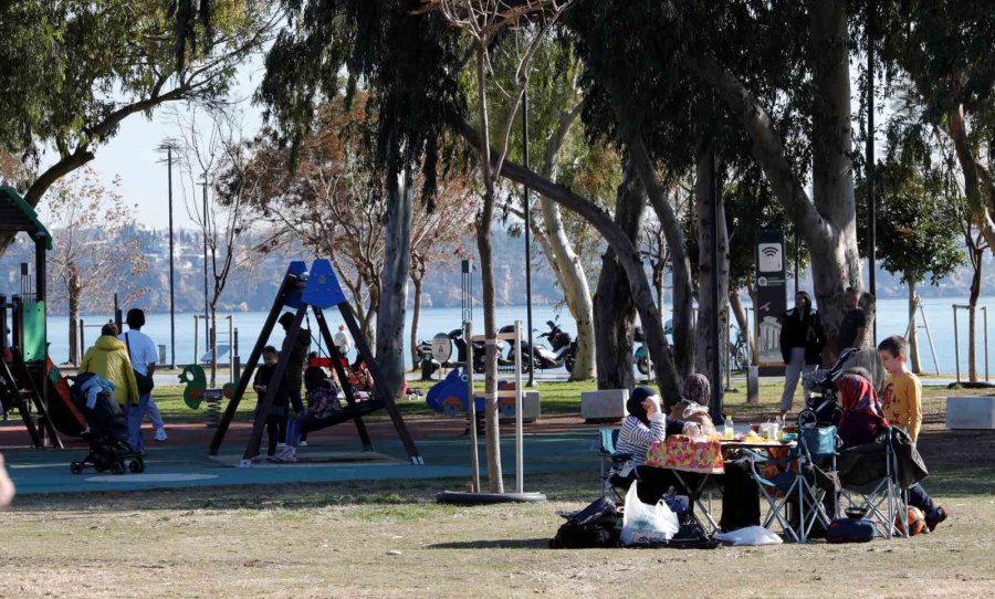 Antalya’da Karla Kaplı Dağların Gölgesinde Deniz Ve Güneş Keyfi