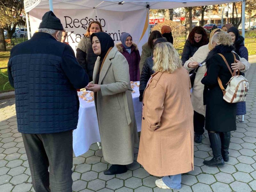 Ak Parti Eskişehir Kadın Kolları Üyeleri Kandil Simidi Dağıttı