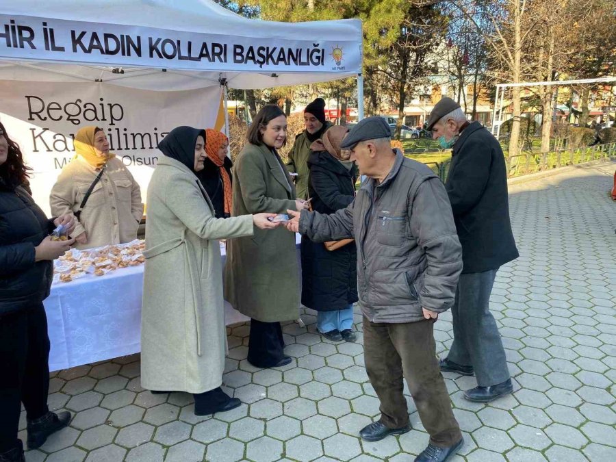 Ak Parti Eskişehir Kadın Kolları Üyeleri Kandil Simidi Dağıttı