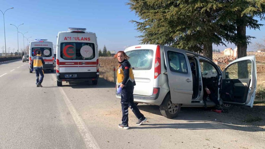 Kontrolden Çıkan Hafif Ticari Araç Ağaca Çarptı: 2 Yaralı