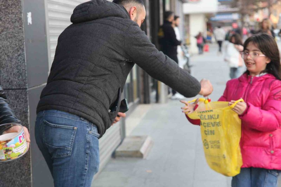 Sabah Erkenden Sokağa Çıkan Çocuklar "şivlilik" Diyerek Hediyeleri Topladı