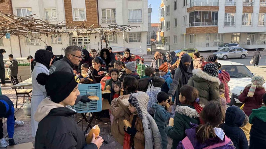 "şivlilik" Diye Gelen Çocuklara Döner Ve Ekmek Arası Kavurma İkram Ettiler