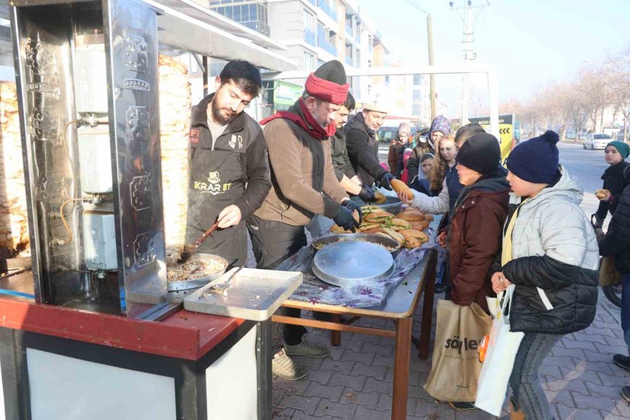 "şivlilik" Diye Gelen Çocuklara Döner Ve Ekmek Arası Kavurma İkram Ettiler