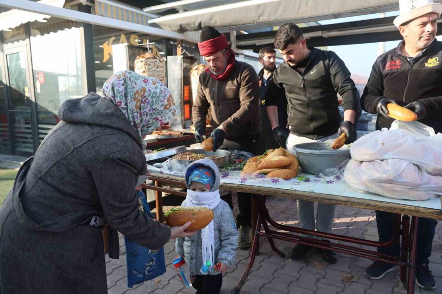 "şivlilik" Diye Gelen Çocuklara Döner Ve Ekmek Arası Kavurma İkram Ettiler