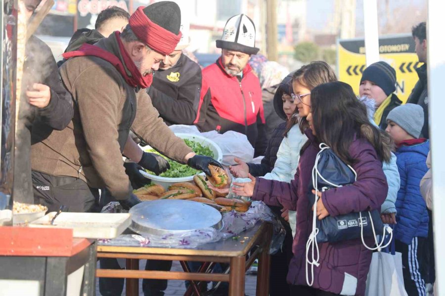 "şivlilik" Diye Gelen Çocuklara Döner Ve Ekmek Arası Kavurma İkram Ettiler