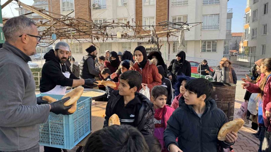 "şivlilik" Diye Gelen Çocuklara Döner Ve Ekmek Arası Kavurma İkram Ettiler