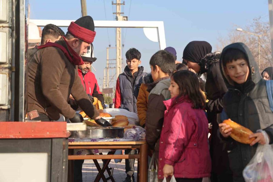 "şivlilik" Diye Gelen Çocuklara Döner Ve Ekmek Arası Kavurma İkram Ettiler