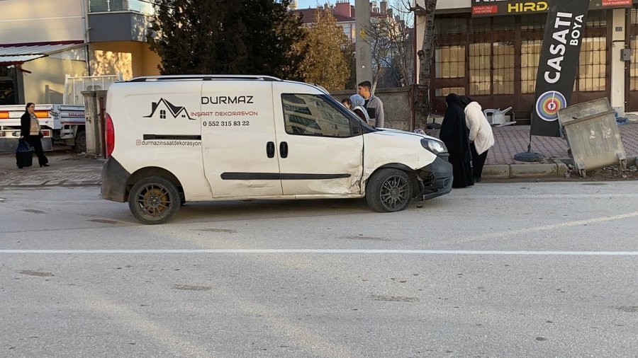 İki Hafif Ticari Aracın Çarpıştığı Kaza Kamerada