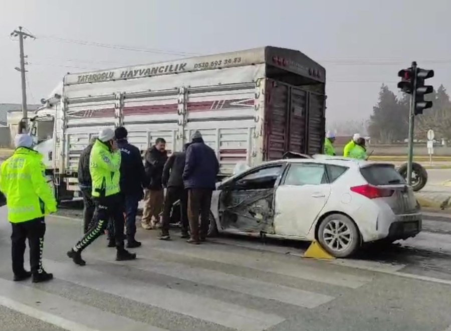 Konya’da Otomobil Kamyonete Arkadan Çarptı: 1 Yaralı