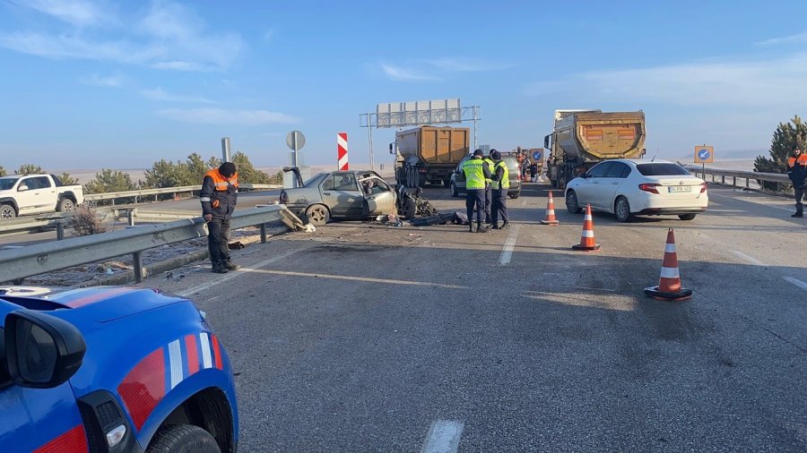 Ters Yöne Giren Otomobil Tırla Çarpıştı: 1 Ölü, 1 Yaralı