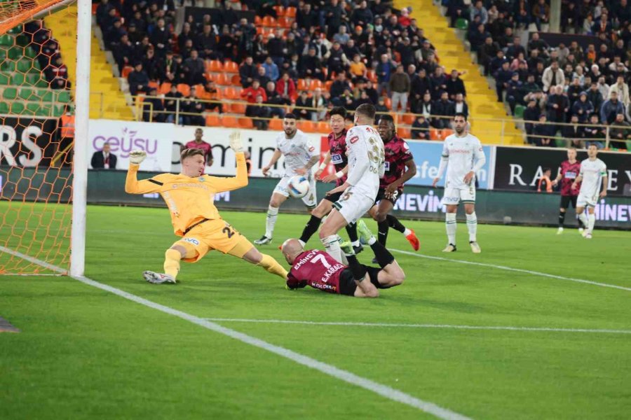 Trendyol Süper Lig: Alanyaspor: 1 - Konyaspor: 0 (ilk Yarı)