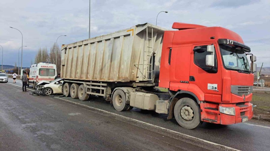 Işıkta Bekleyen Kamyona Arkadan Çarpan Otomobilin Sürücüsü Yaralandı