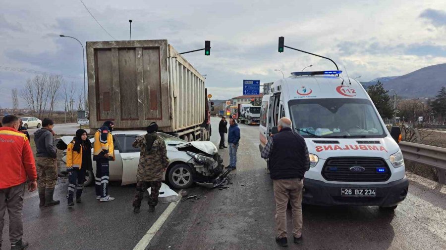 Işıkta Bekleyen Kamyona Arkadan Çarpan Otomobilin Sürücüsü Yaralandı