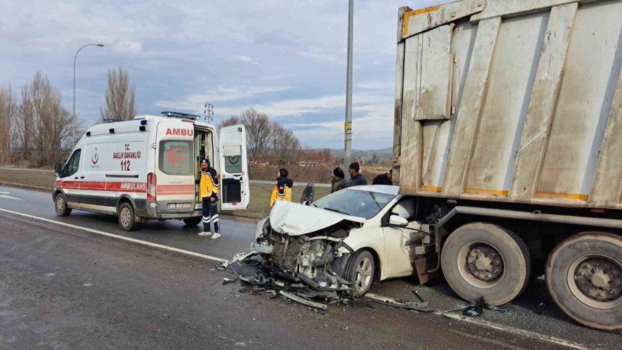 Işıkta Bekleyen Kamyona Arkadan Çarpan Otomobilin Sürücüsü Yaralandı