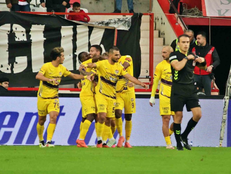 Trendyol Süper Lig: Antalyaspor: 0 - Eyüpspor: 3 (ilk Yarı)