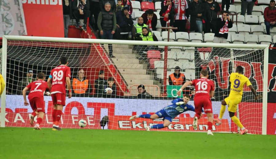 Trendyol Süper Lig: Antalyaspor: 0 - Eyüpspor: 3 (ilk Yarı)