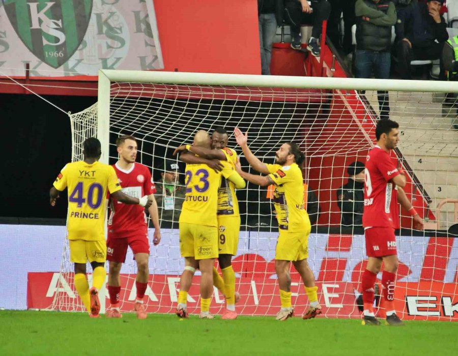 Trendyol Süper Lig: Antalyaspor: 0 - Eyüpspor: 3 (ilk Yarı)