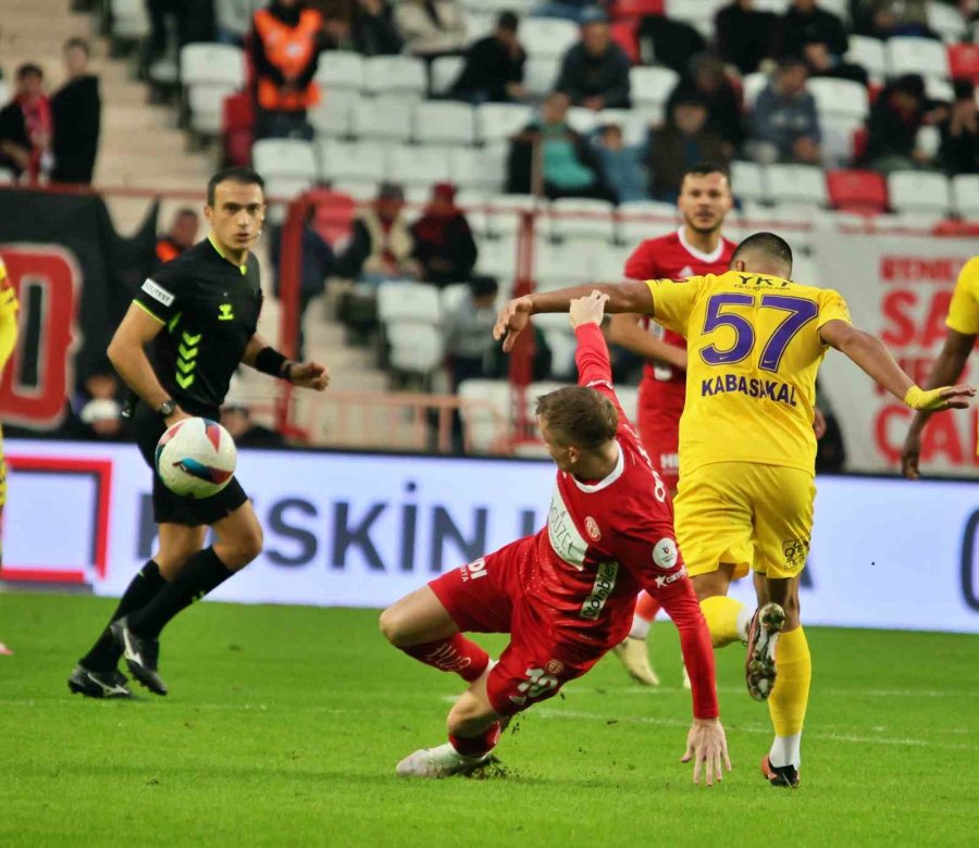 Trendyol Süper Lig: Antalyaspor: 0 - Eyüpspor: 3 (ilk Yarı)