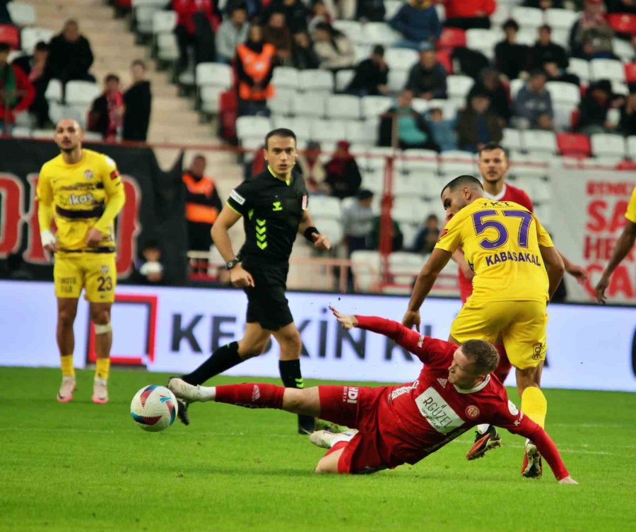 Trendyol Süper Lig: Antalyaspor: 0 - Eyüpspor: 3 (ilk Yarı)