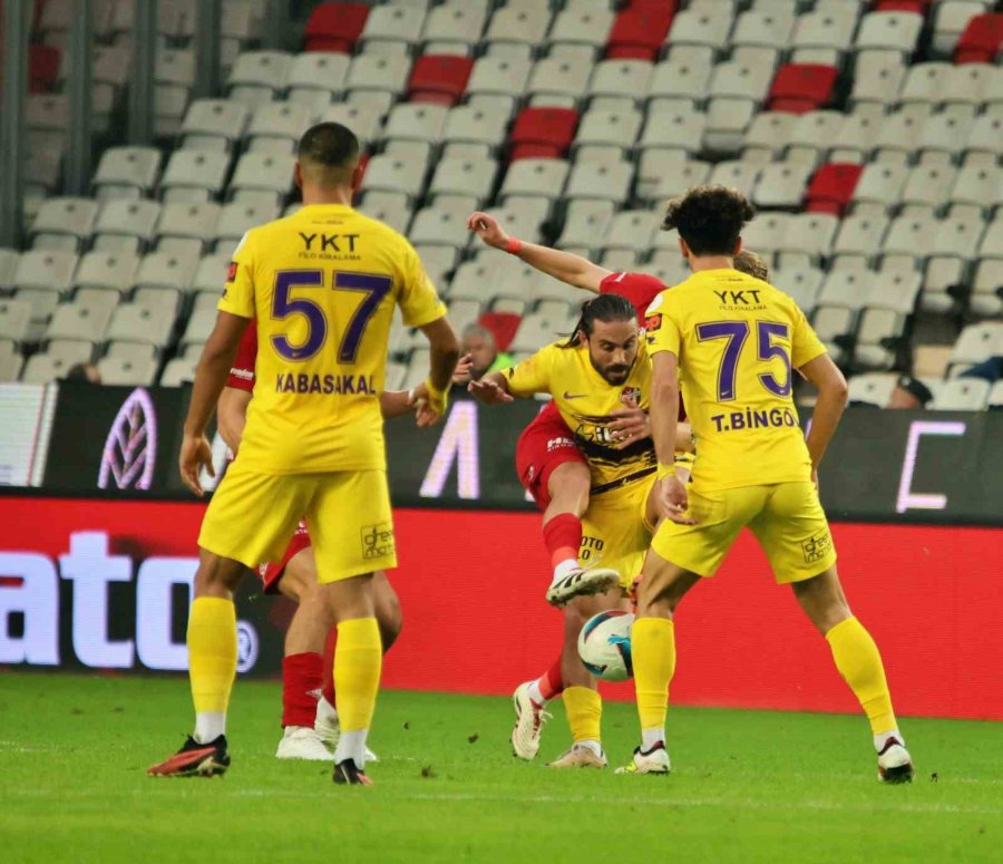 Trendyol Süper Lig: Antalyaspor: 0 - Eyüpspor: 3 (ilk Yarı)