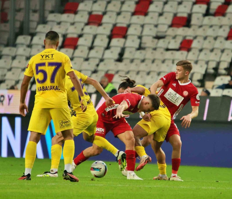 Trendyol Süper Lig: Antalyaspor: 0 - Eyüpspor: 3 (ilk Yarı)