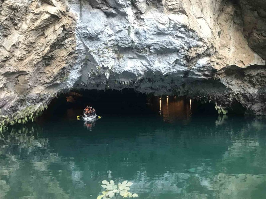 Kahverengiye Bürünen Su Turkuaz Rengine Döndü, Dünyaca Ünlü Altınbeşik Mağarası Yeniden Ziyarete Açıldı