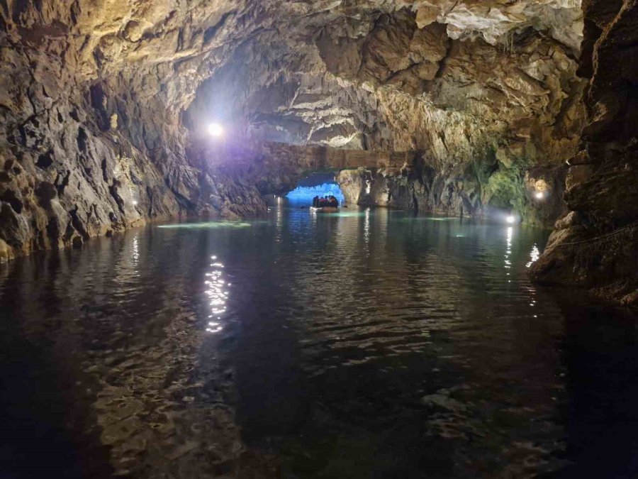 Kahverengiye Bürünen Su Turkuaz Rengine Döndü, Dünyaca Ünlü Altınbeşik Mağarası Yeniden Ziyarete Açıldı