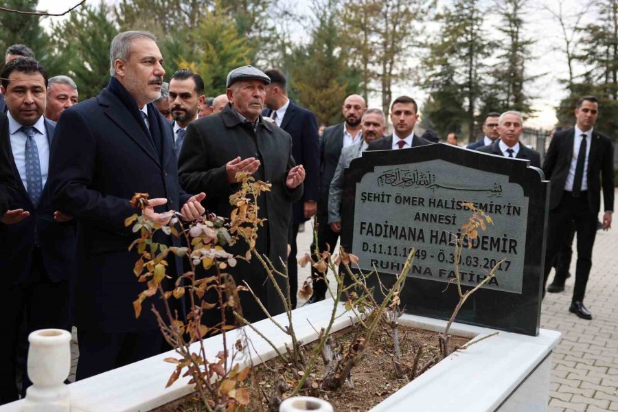 Bakan Fidan, Şehit Astsubay Ömer Halisdemir’in Kabrini Ziyaret Etti