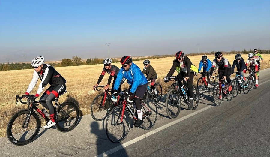 Bisikletten Düşen Vali Mehmet Fatih Çiçekli’nin Köprücük Kemiği Kırıldı