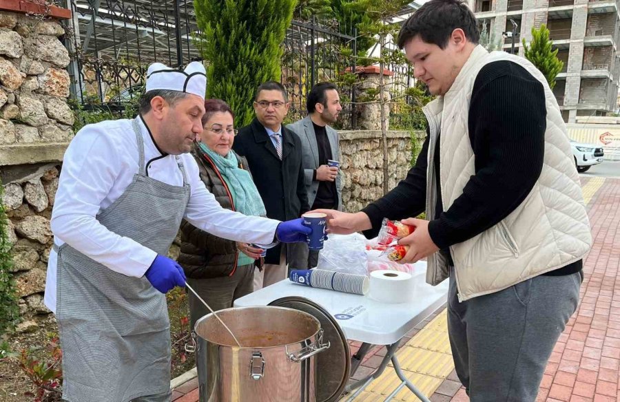 Alkü’deki Öğrencilere Sınav Öncesi Çorba İkramı