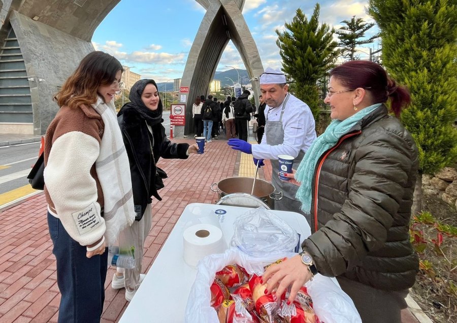 Alkü’deki Öğrencilere Sınav Öncesi Çorba İkramı