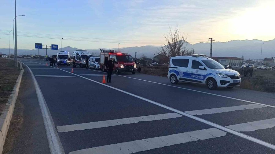 Otomobil Sulama Kanalına Devrildi: 3 Yaralı