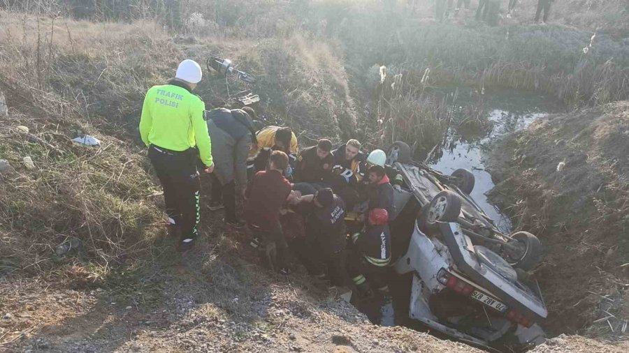 Otomobil Sulama Kanalına Devrildi: 3 Yaralı