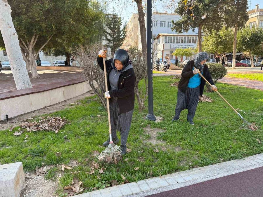 Silifke’de Park Ve Yeşil Alanlar Bakıma Alındı