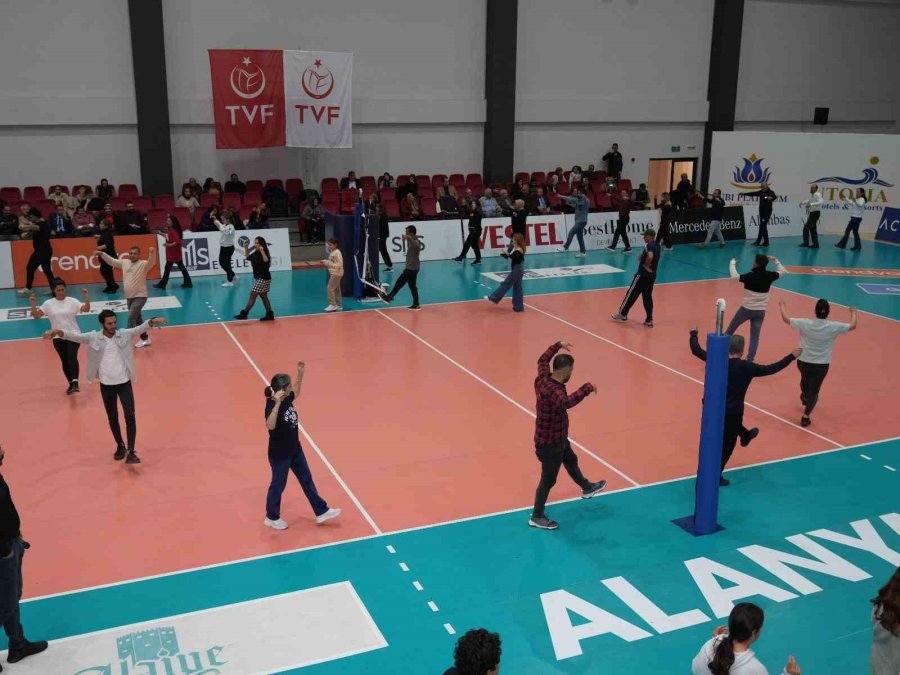 Alanya’da Zeybek Kursları Sertifika Töreni Yapıldı