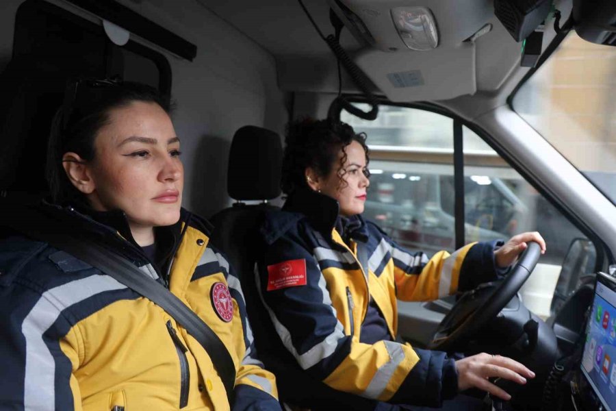 Kadın Ambulans Şoförü Hayat Kurtarmak İçin Zamanla Yarışıyor