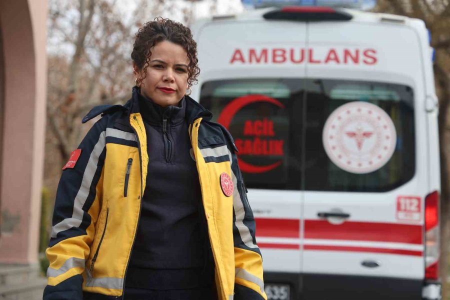 Kadın Ambulans Şoförü Hayat Kurtarmak İçin Zamanla Yarışıyor