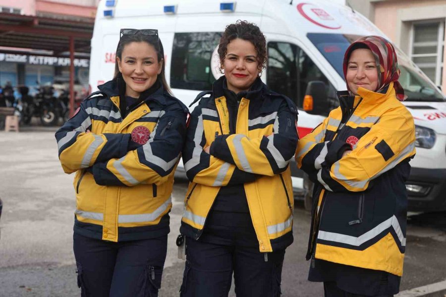 Kadın Ambulans Şoförü Hayat Kurtarmak İçin Zamanla Yarışıyor