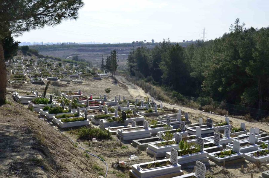 Mersin’de Zehirlenme Sonucu Ölen 3 Kardeşten İkisi Toprağa Verildi