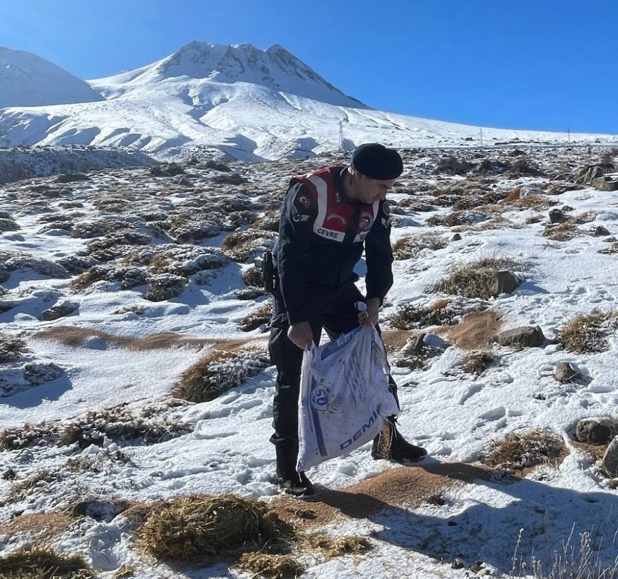 Jandarma Ekipleri Yaban Ve Sokak Hayvanları İçin Dağlarda