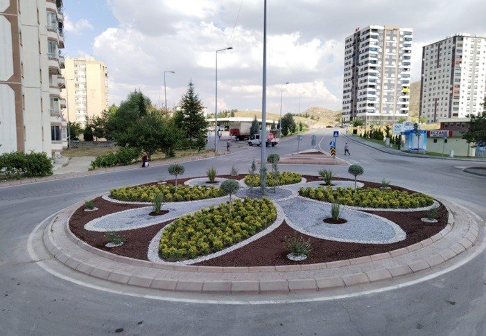 Melikgazi’de Kuru Peyzaj İle İlçe Renklenirken Tasarruf Da Sağlanıyor