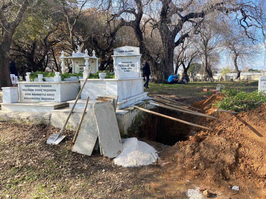 Antalya’da İçleri Yakan Kare: İsmini Aldığı Ağabeyi İle 5 Yaşındayken Kaybettiği Annesinin Yanına Defnedildi