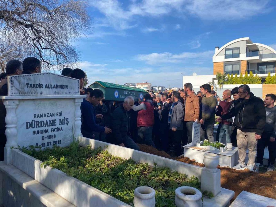 Antalya’da İçleri Yakan Kare: İsmini Aldığı Ağabeyi İle 5 Yaşındayken Kaybettiği Annesinin Yanına Defnedildi