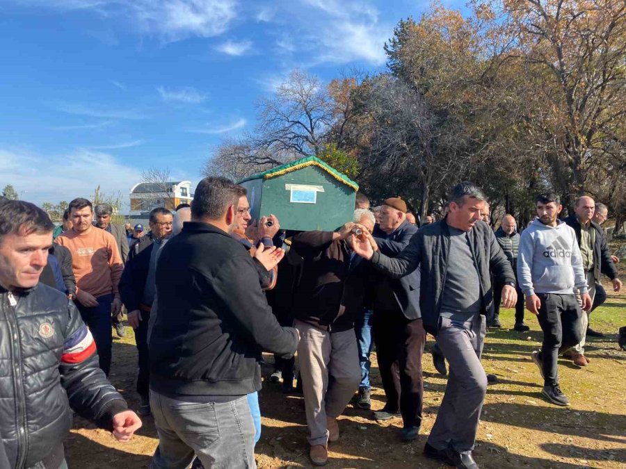 Antalya’da İçleri Yakan Kare: İsmini Aldığı Ağabeyi İle 5 Yaşındayken Kaybettiği Annesinin Yanına Defnedildi