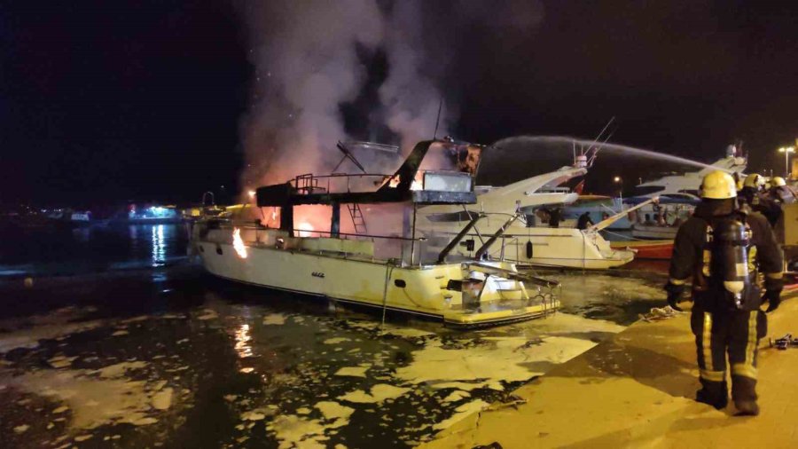 Alanya’da Lüks Yat Alev Alev Yandı