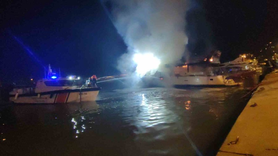 Alanya’da Lüks Yat Alev Alev Yandı