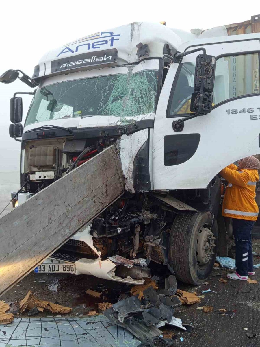 Kırmızı Işıkta Bekleyen Tırın Dorsesine Tır Çarptı: 1 Yaralı